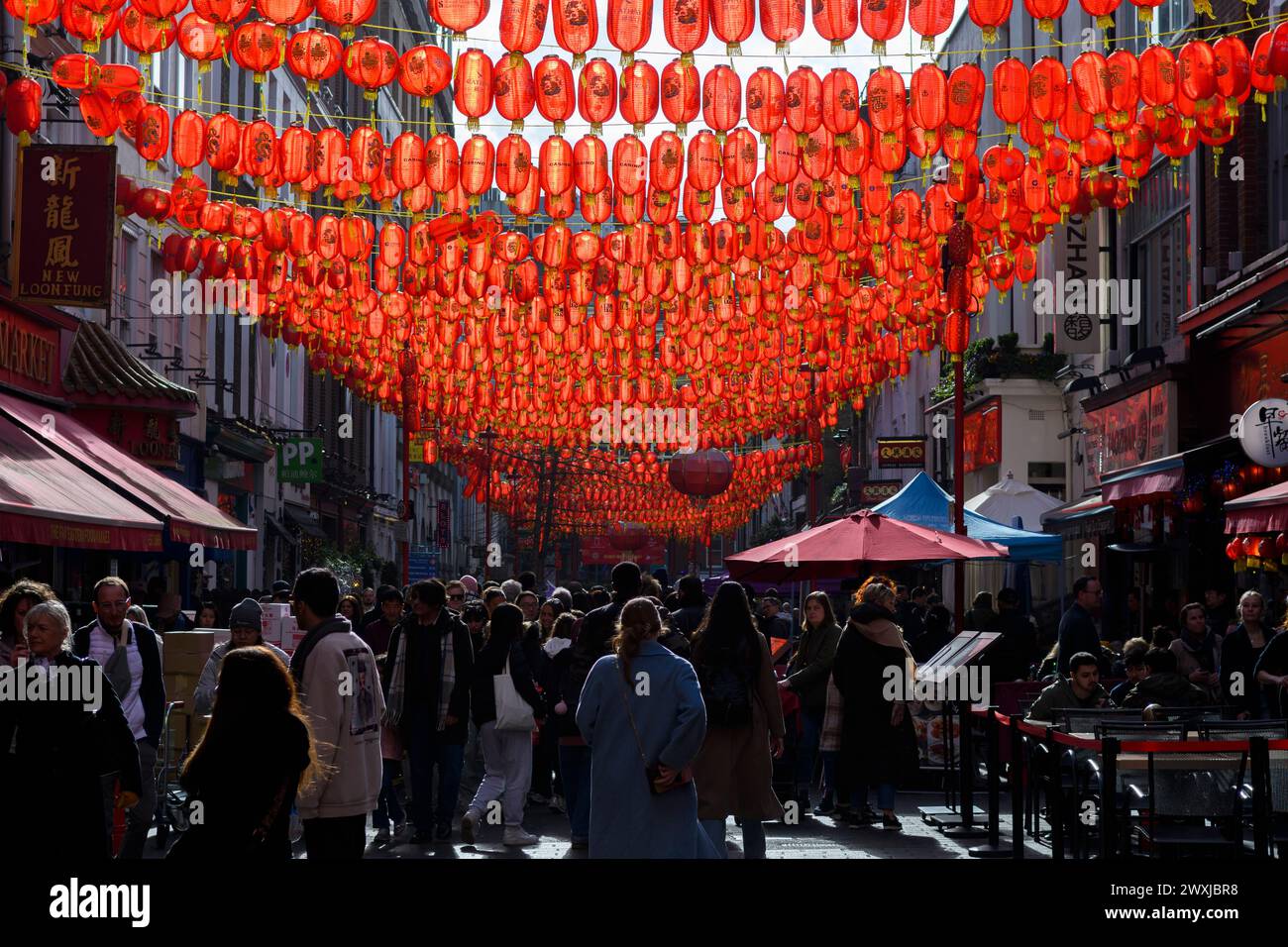 Chinesische Laternen über der Gerrard Street, Chinatown, London Stockfoto