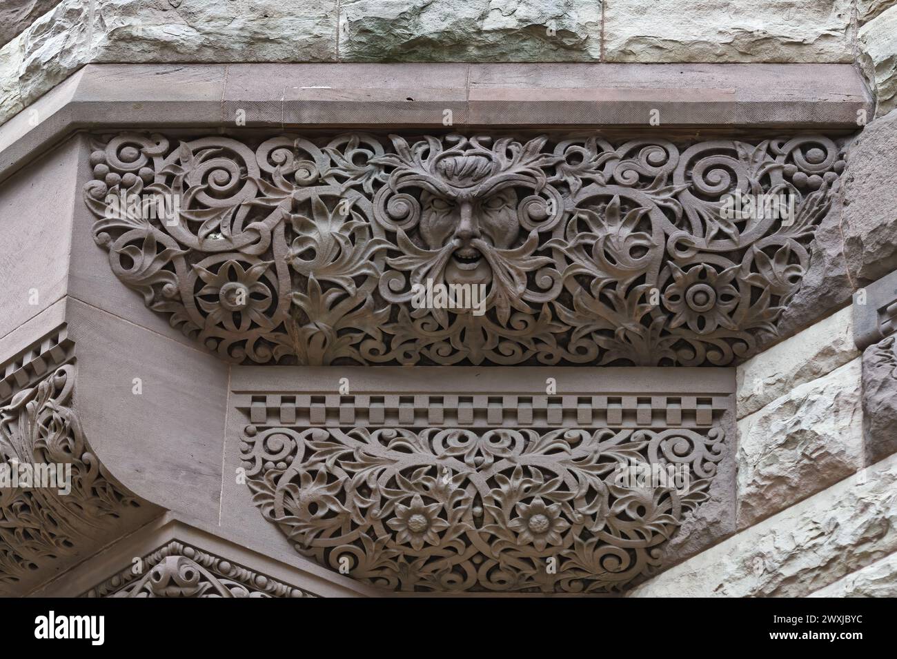 Architektonische Besonderheiten oder Details aus der Kolonialzeit im Old City Hall Building (1898), Toronto, Kanada. Teil einer Serie. Stockfoto