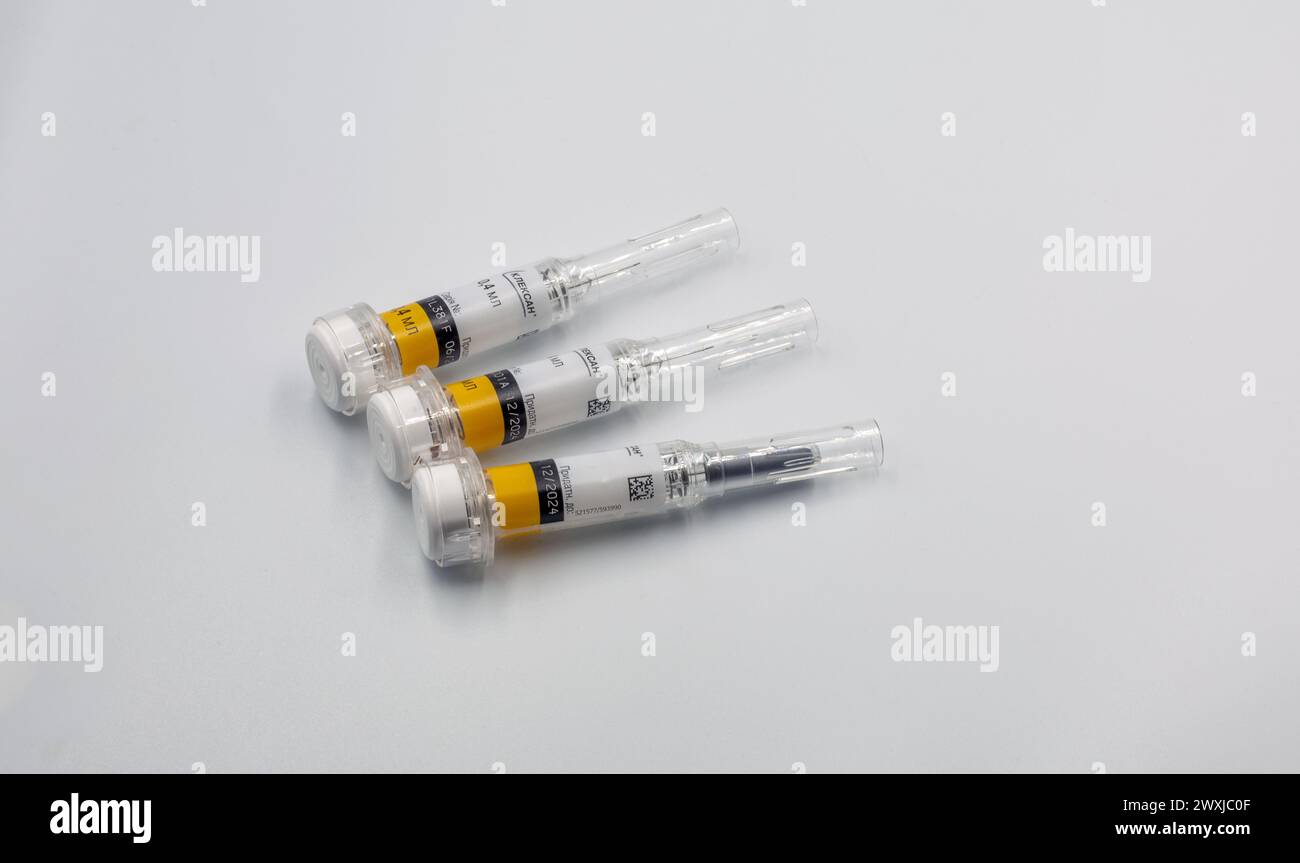 Kyiv, Ukraine - 18. Dezember 2023: Clexane 40 mg Sanofi Spritzen Fertigspritze für Injektionszwecke und Injektionsnadel mit automatischem Sicherheitssystem cl Stockfoto