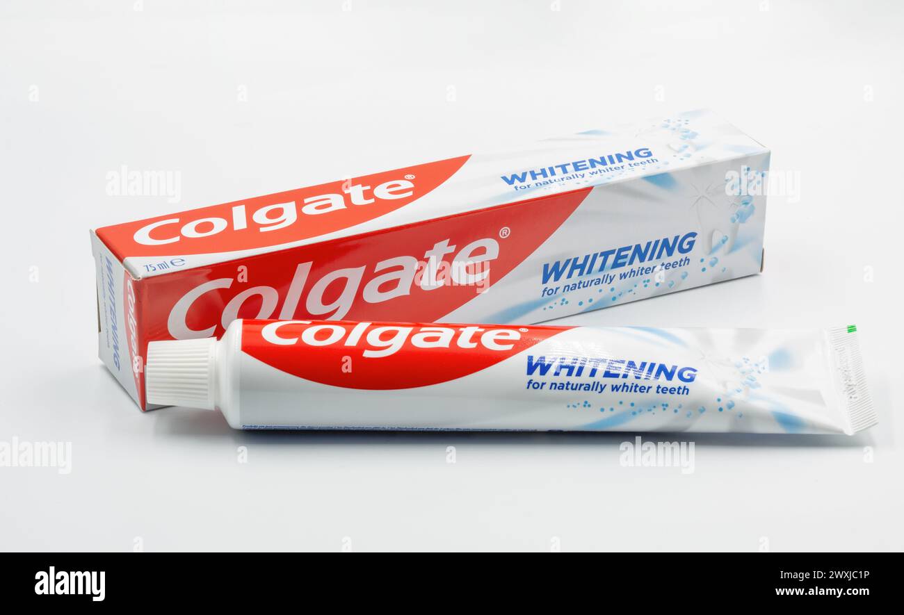 Kiew, Ukraine - 23. Dezember 2023: Colgate Fluorid Whitening Zahnpasta Pack Nahaufnahme. Colgate ist ein Hersteller einer breiten Palette von Zahnpasten Stockfoto