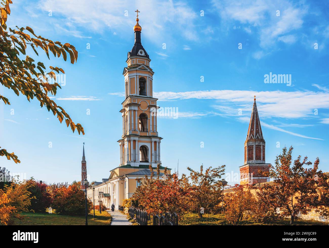 Der Glockenturm mit der Eingangskirche wurde Anfang des 19. Jahrhunderts im Stil des Reifen Klassizismus erbaut. Die Epiphanik Stockfoto