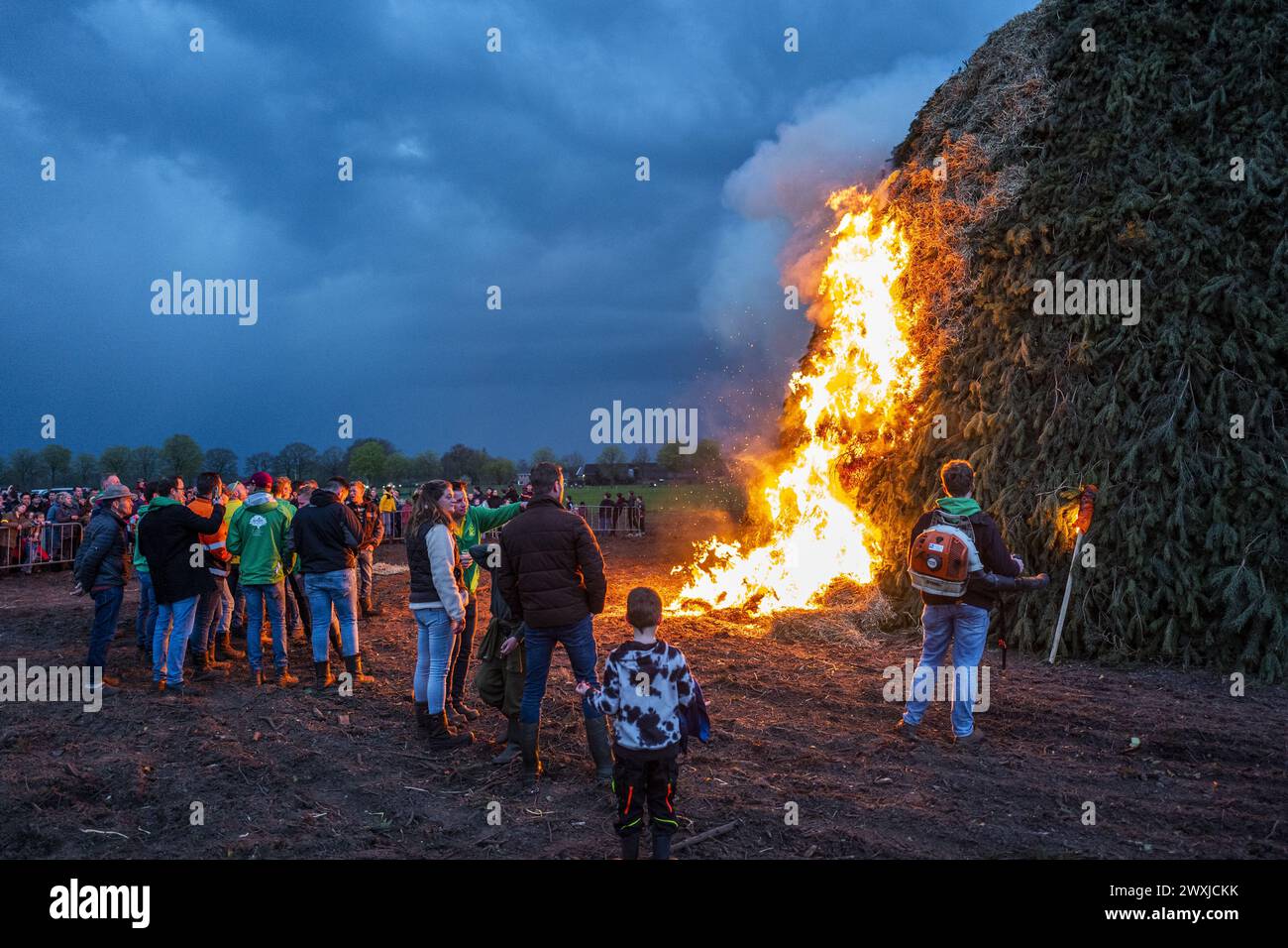 HOLTEN - ein Osterfeuer wird im Ortsteil Holterbroek in der Gemeinde Rijssen-Holten angezündet. In der Gemeinde findet jährlich ein Wettbewerb zwischen fünf Osterbränden statt. Während der Osterzeit werden wieder Hunderte von Osterbränden angezündet, vor allem im Norden und Osten des Landes. ANP VINCENT JANNINK niederlande aus - belgien aus Stockfoto