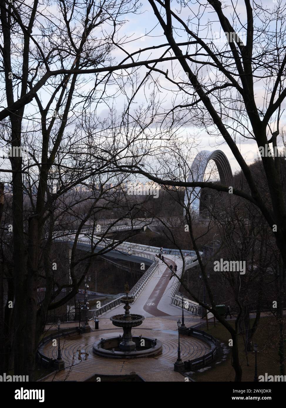 Der Fluss Dnieper in Kiew, Ukraine, Februar 2023 Stockfoto