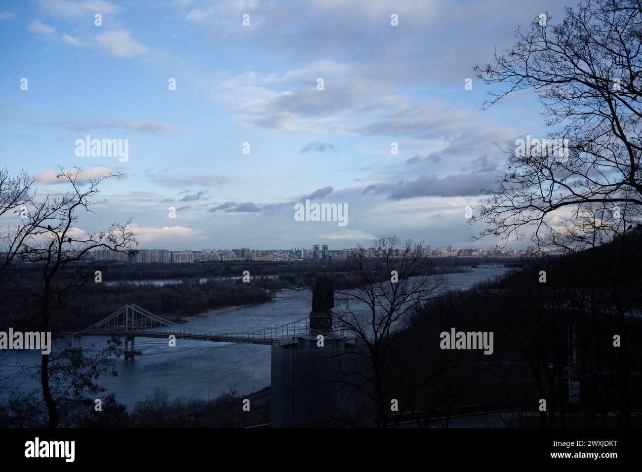 Der Fluss Dnieper in Kiew, Ukraine, Februar 2023 Stockfoto