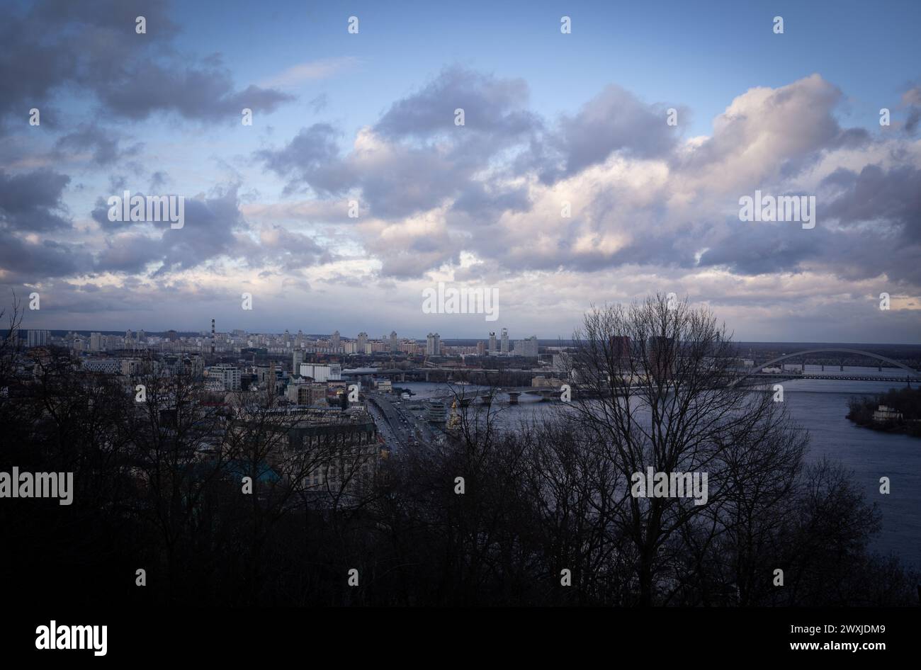 Der Fluss Dnieper in Kiew, Ukraine, Februar 2023 Stockfoto