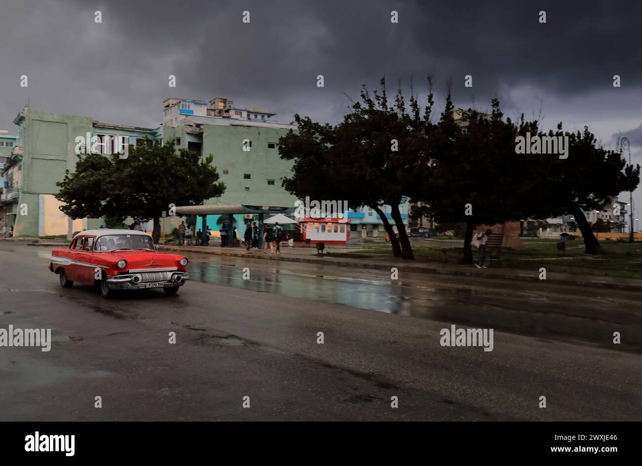 121 schwärzlicher Himmel über dem Antonio Maceo Park und der San Lazaro Street nach starkem Regen, drohender Sturm am Abend. Havanna Centro-Kuba. Stockfoto