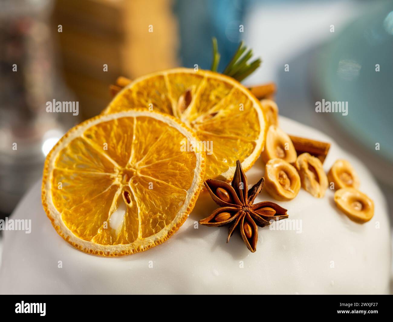 Köstlicher Osterkuchen mit Zuckerglasur dekorierte Orangenscheiben, Zimt und Sternanis, Nüsse, Nahaufnahme. Festlicher orthodoxer osterkuchen kulich auf der ta Stockfoto