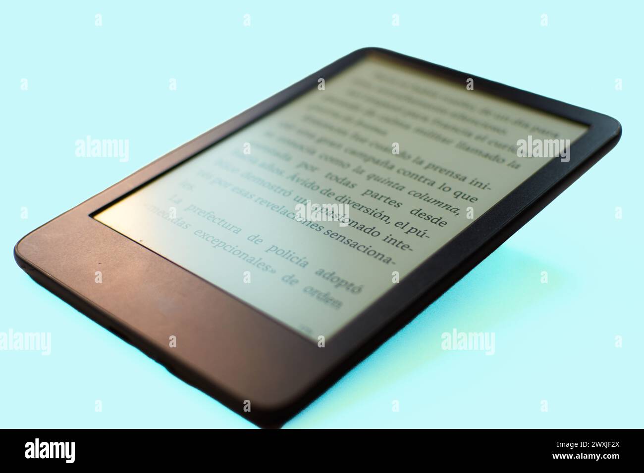 Öffnen Sie das elektronische Buch, das auf einem Tisch liegt und für jemanden bereit ist, es zu lesen Stockfoto