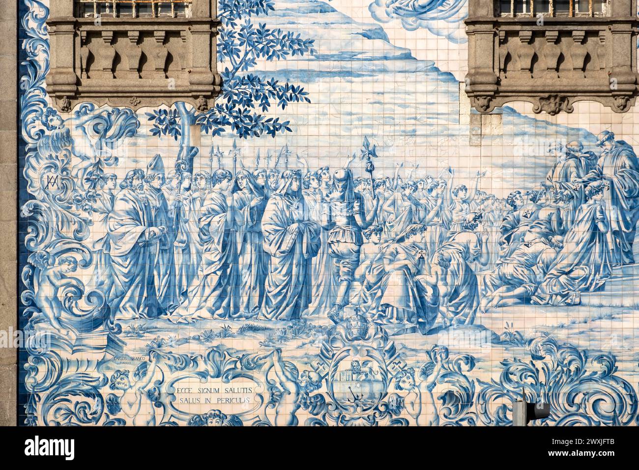 Ein detaillierter Blick auf die exquisiten blauen und weißen Azulejos-Fliesen, die die Wände der Kirche Igreja do Carmo in Porto, Portugal, zieren Stockfoto
