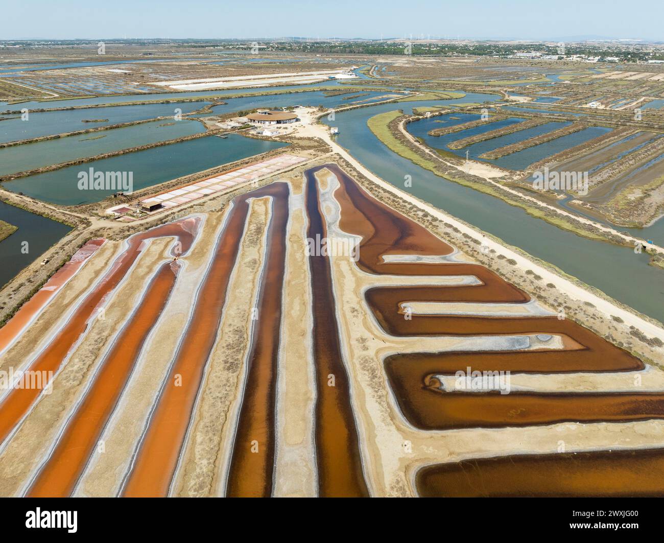 Salzteiche bei der Salzfabrik in der Nähe von Chiclana de la Frontera. Die orange-rote Farbe hängt vom Salzgehalt ab und wird direkt vom verursacht Stockfoto