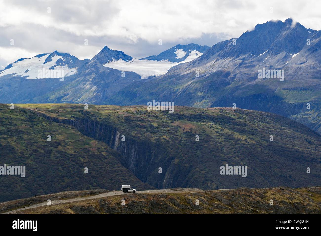 Kleiner Wohnwagen in wilder Berglandschaft, Chugach Mountains, Thompson Pass, Richardson Highway, Alaska, USA Stockfoto