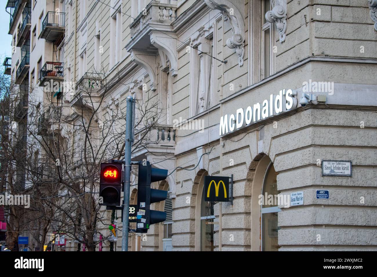 16.1.24 Budapest Ungarn: MC Donald's Logo auf der Vorderseite des Gebäudes in Budapest, Ungarn Stockfoto