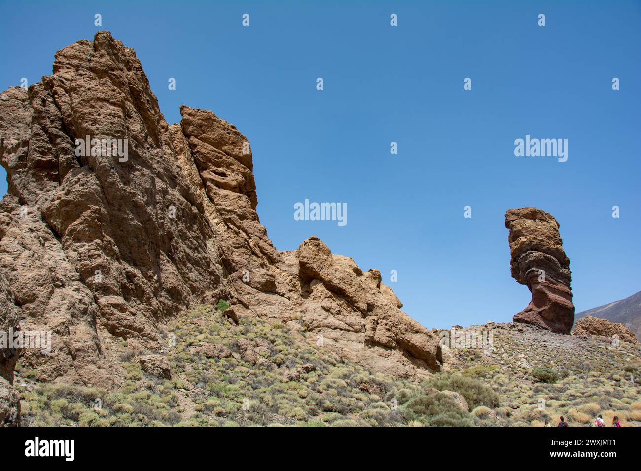 Der bizarr geformte Roque Cinchado-Felsen aus vulkanischem Gestein im Teide-Nationalpark auf der Kanarischen Insel Teneriffa, Spanien Stockfoto