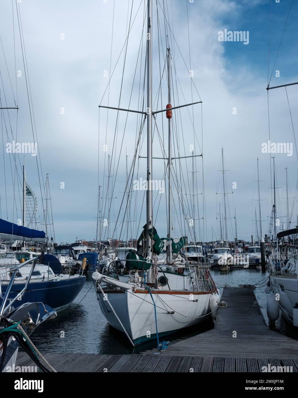 Suhaili - das Segelboot, mit dem Sir Robin Knox-Johnston 1969 das Weltweltrennen gewann Stockfoto