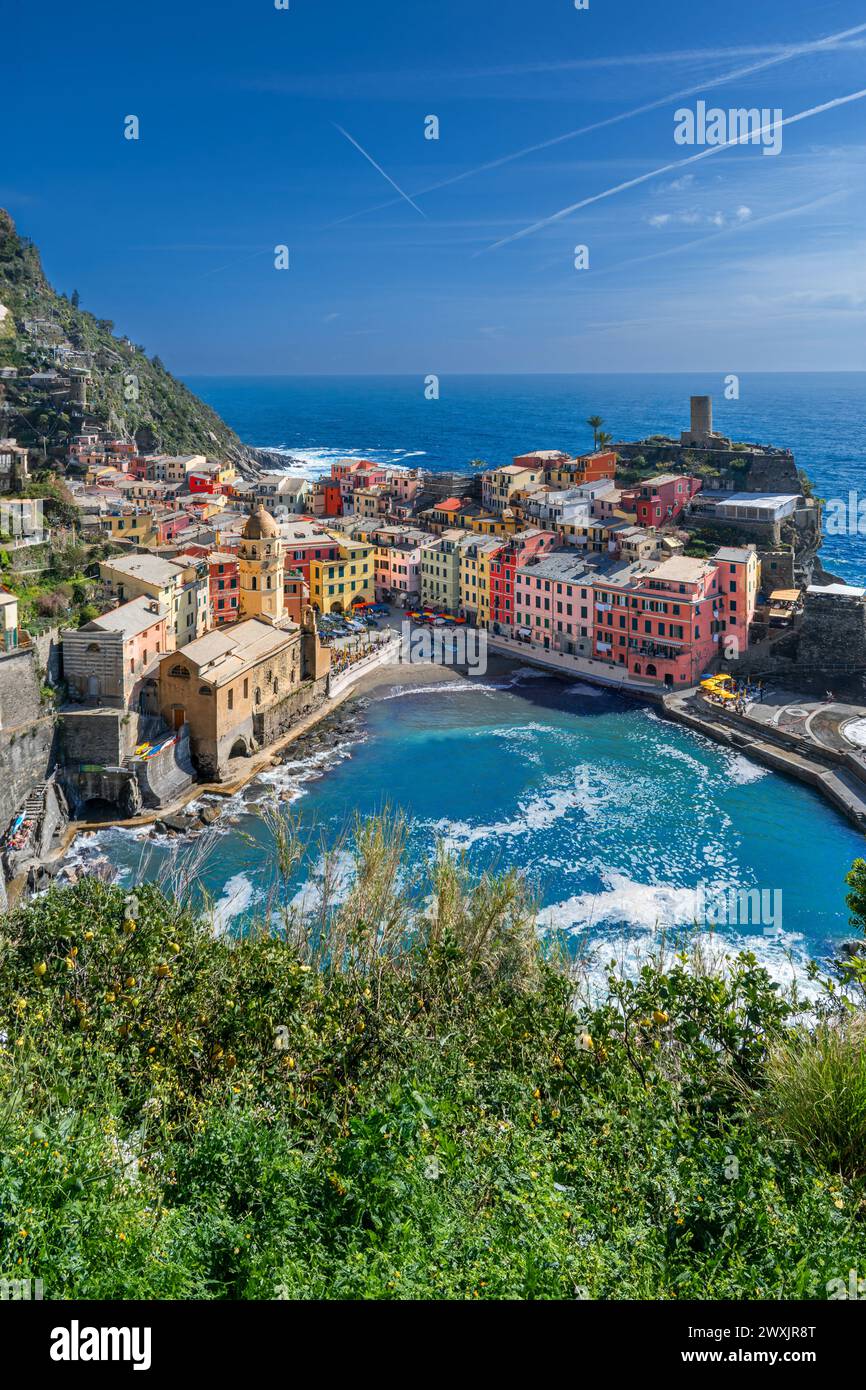 Vernazza, La Spezia, Ligurien, Italien: Blick auf das Fischerdorf mit typischen bunten Häusern, Vernazza ist ein Dorf im Nationalpark Cinque Terre Stockfoto