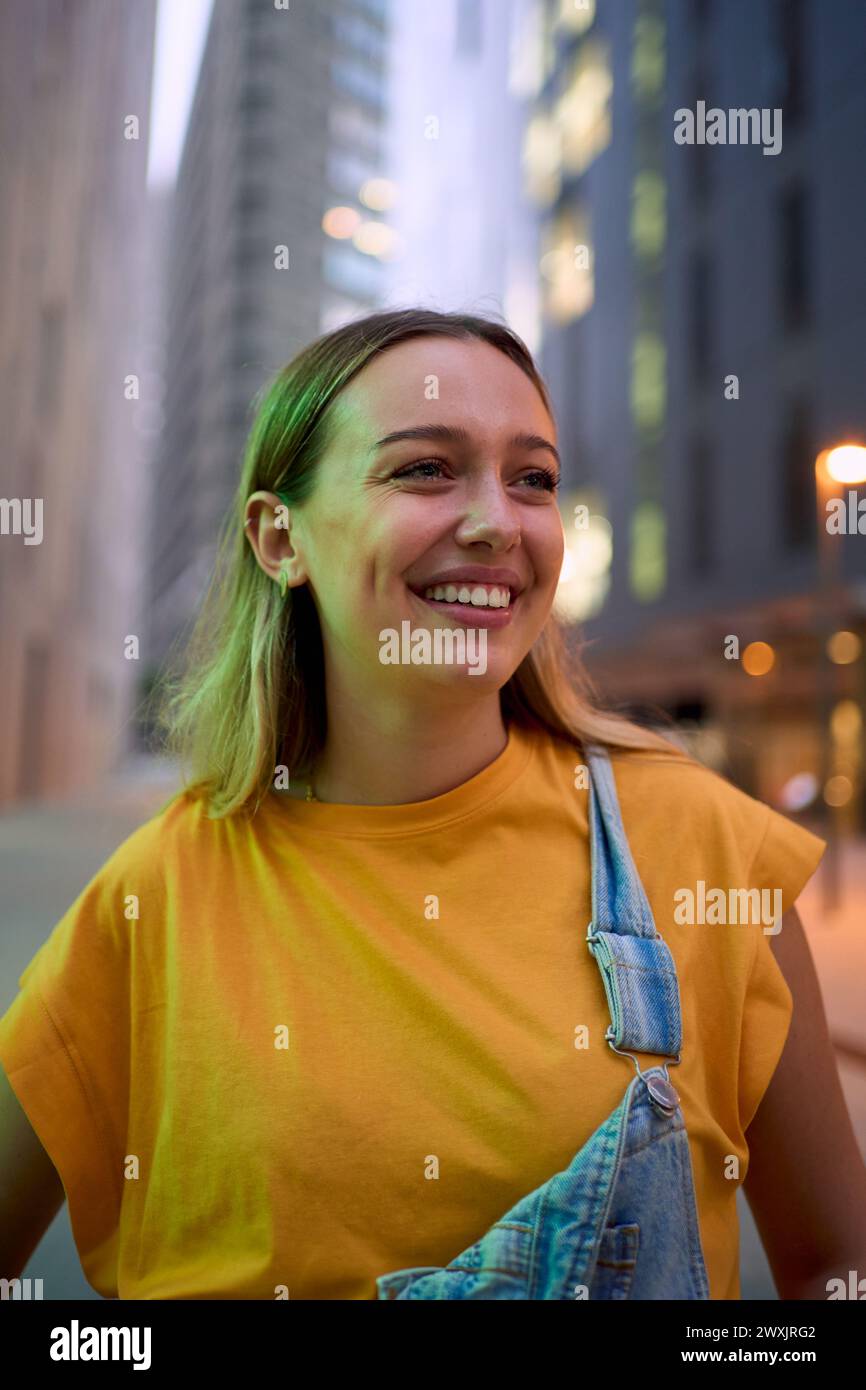 Ein reifer kaukasischer Geschäftsmann, der einen formellen Anzug trägt, eine Brille, die eine ernsthafte Geste macht Stockfoto