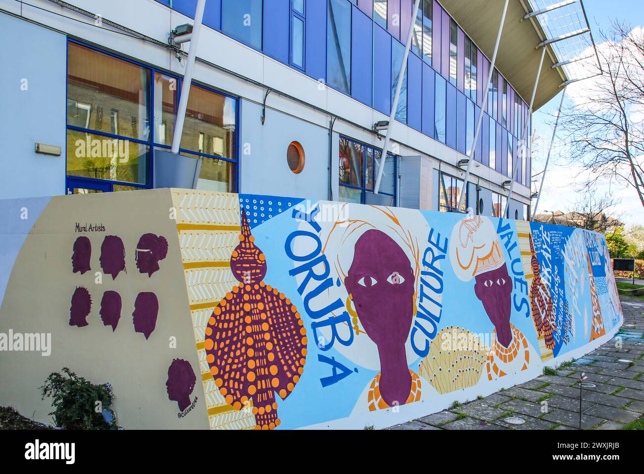 Das Yoruba Heritage Mural wurde vor dem Peckham Lesuire Center am Peckham Square im Südosten Londons enthüllt. Dieses Projekt, das von Frau Gbemi Isimi von Culture Tree geleitet wurde, wurde vom Bürgermeister von London finanziert und vom Southwark Council unterstützt. Stockfoto