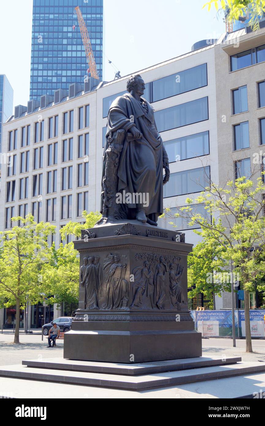 Goethe-Denkmal am Goetheplatz, 1844 eingeweiht, Bronzestatue Johann Wolfgang von Goethe, von Ludwig von Schwanthaler, Frankfurt, Deutschland Stockfoto