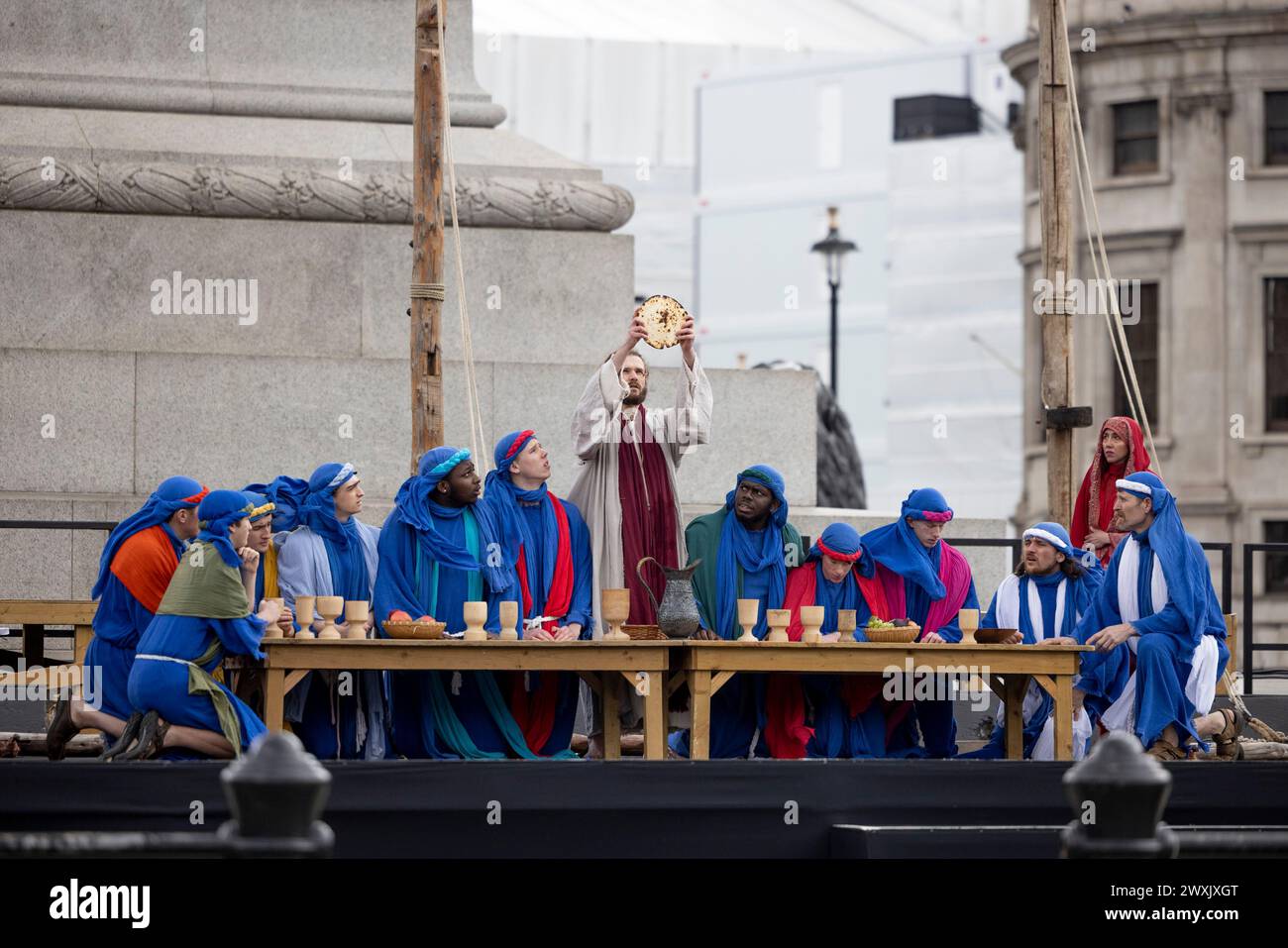 Peter Bergin fungiert in diesem Jahr als Jesus Christus, während der Aufführung das letzte Abendessen gemäß der Bibel wiedervereint. Eine jährliche Live-Aufführung der „Passion of Jesus“, die die letzten Tage Jesu darstellt, von den Wintershall Players wurde am Karfreitag auf dem Trafalgar Square gespielt. Stockfoto