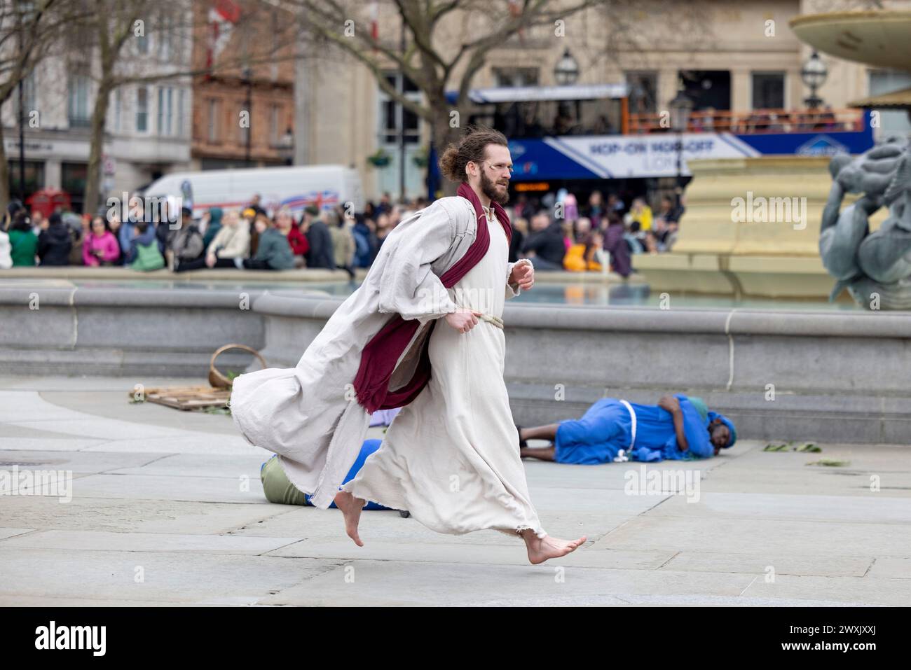 London, Großbritannien. März 2024. Peter Bergin, der in diesem Jahr als Jesus Christus fungiert, handelt die letzten Tage Jesu gemäß der Bibel während der Aufführung. Eine jährliche Live-Aufführung der „Passion of Jesus“, die die letzten Tage Jesu darstellt, von den Wintershall Players wurde am Karfreitag auf dem Trafalgar Square gespielt. (Credit Image: © Hesther ng/SOPA images via ZUMA Press Wire) NUR REDAKTIONELLE VERWENDUNG! Nicht für kommerzielle ZWECKE! Stockfoto