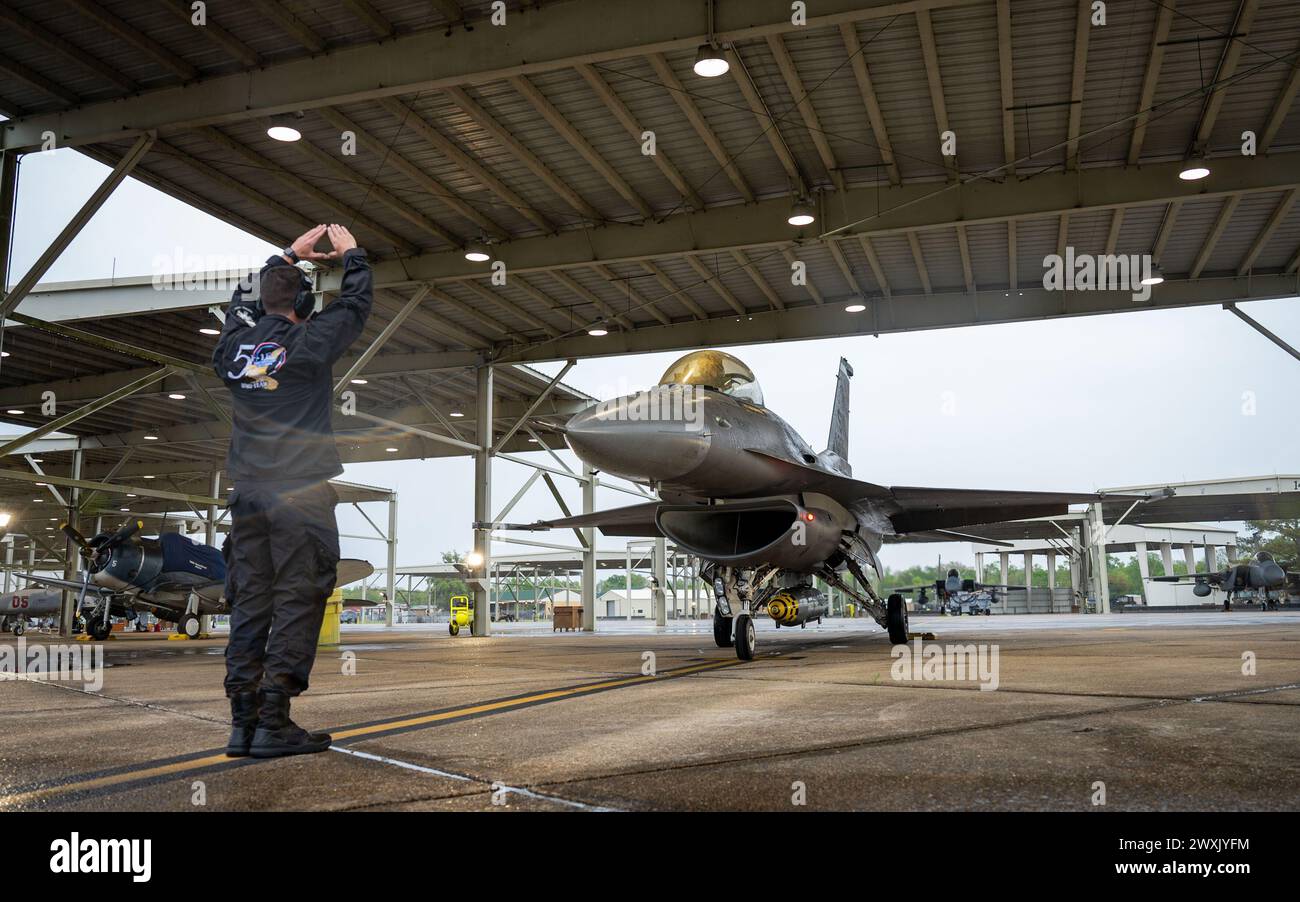 Senior Airman Grayson Reams der US Air Force, F-16 Viper Demonstration Team Elektrik- und Umweltspezialist, Marshals Captain Joshua „Pogo“ Holden, F-16 Viper Demonstration Team Support Pilot und Sicherheitsoffizier, auf der Joint Reserve Base New Orleans, La, 21. März 2024. Das Team benötigt einen für die Mission qualifizierten F-16-Piloten, um mit dem Team an Flugshows teilzunehmen, um sicherzustellen, dass jede Demonstration sicher durchgeführt wird. (Foto der U.S. Air Force von Senior Airman Meghan Hutton) Stockfoto