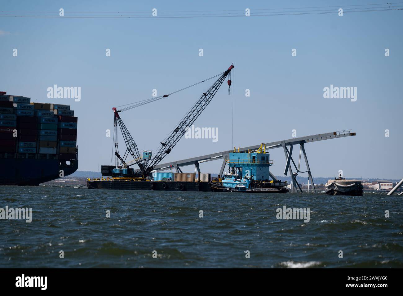 PATAPSCO RIVER (29. März 2024) der Chesapeake, ein 1000-Tonnen-Derrick-Lastkahn, der Ferrell, ein 200-Tonnen-Drehkrankahn und die Oyster Bay, ein 150-Tonnen-Krankahn mit Hubkapazität, befinden sich im Hafen von Baltimore. Die Lastkähne werden vom Supervisor of Salvage and Diving (SUPSALV) der Marine verwendet, um untergetauchte Teile der Francis Scott Key Bridge zu entfernen. Die Lastkähne, die über das Naval Sea Systems Command (NAVSEA) beauftragt wurden, werden das United Command der US-Küstenwache bei seinen Bemühungen unterstützen, den Kanal zu räumen und wieder zu öffnen. (Foto der US Navy von Mass Communication Specialist 2. Klasse Stockfoto