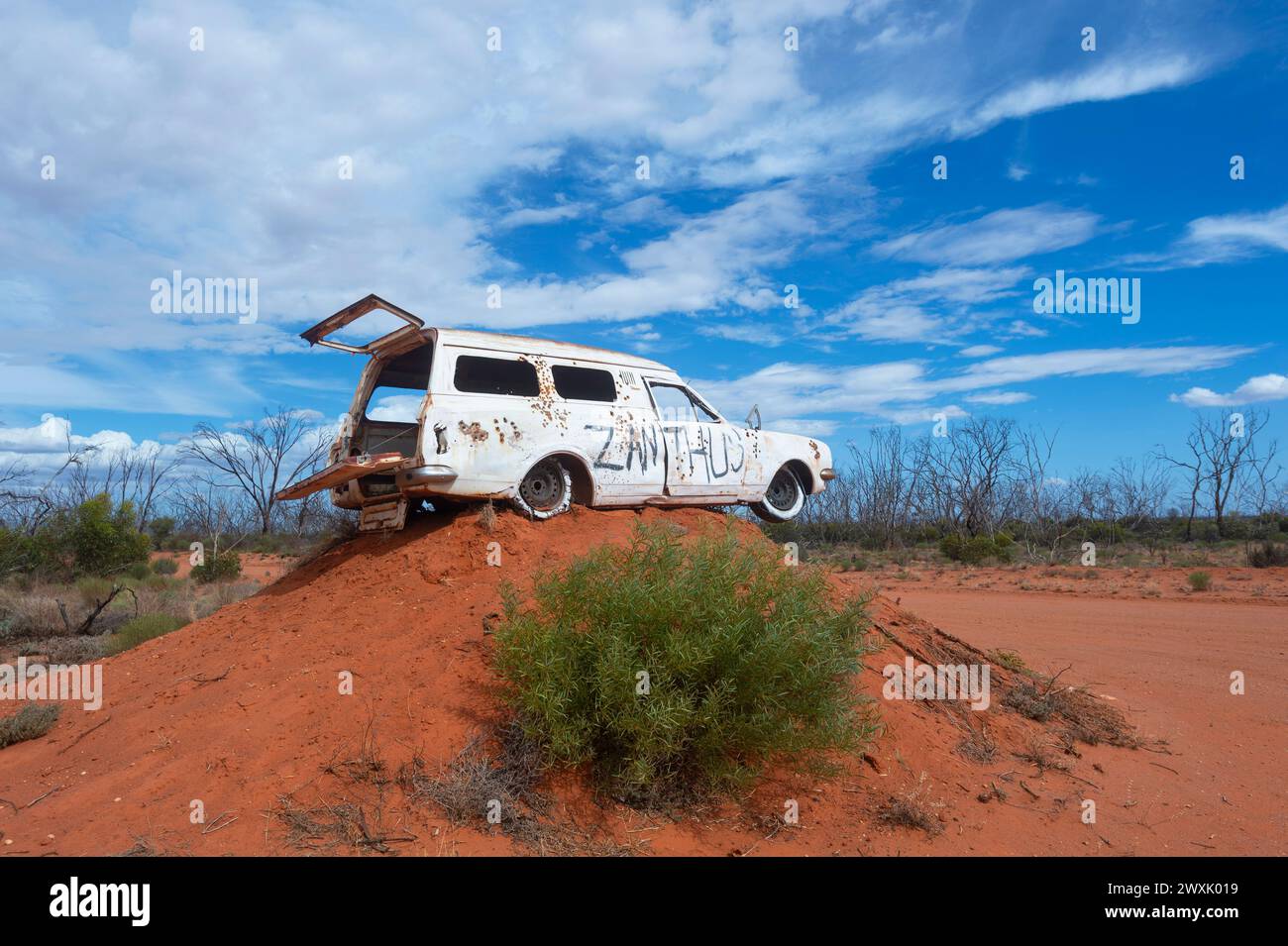Altes Auto, das als Positionsmarkierung für Zanthus an der Trans Access Road in Nullarbor, Western Australia, WA, Australien verwendet wurde Stockfoto