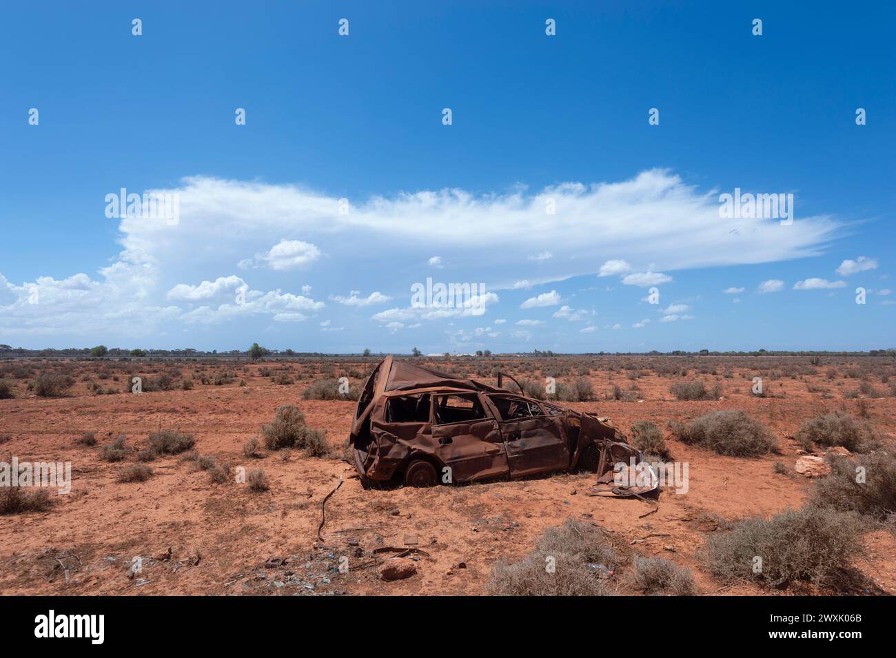 Altes, ruckreiches Auto auf der Trans Access Road, Nullarbor, Western Australia, WA, Australien Stockfoto