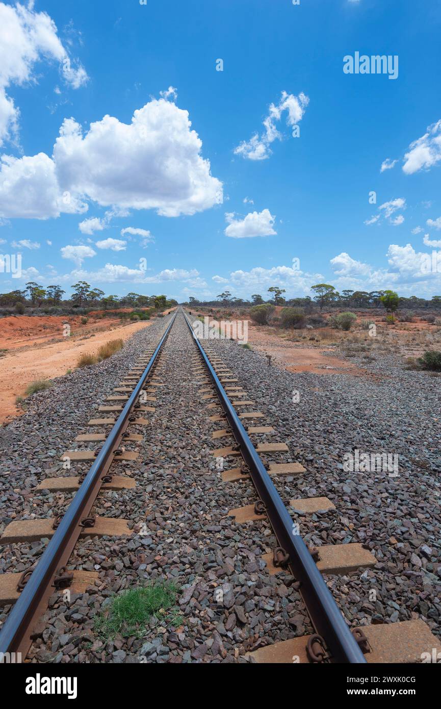 Vertikale Ansicht der Indian Pacific Railway Line von Sydney nach Perth, auf der Nullarbor Plain, Western Australia, WA, Australien Stockfoto