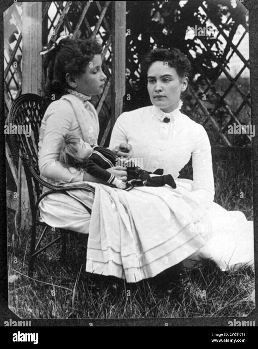 Keller (links) mit Anne Sullivan im Juli 1888 auf Cape Cod Stockfoto