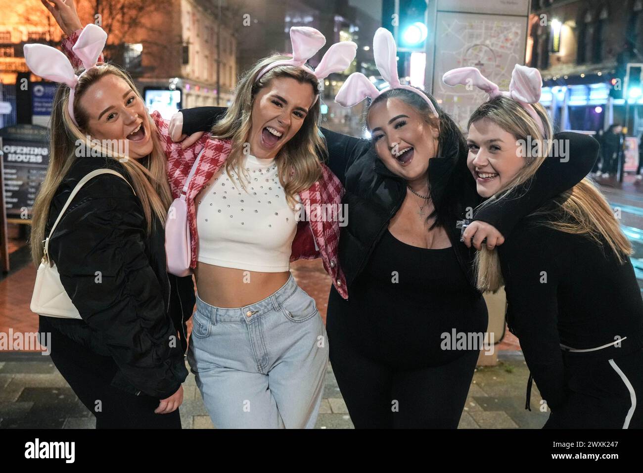 Broad Street, Birmingham, 31. März 2024 – die Nachtschwärmer gingen zurück in die Pubs und Clubs in Birmingham, als das Long Bank Holiday Weekend weiterging. Leichter Regen traf den Streifen, obwohl das die Spirituosen nicht dämpfte. Mehrere Partygäste trugen Hasenohren, darunter eine riesige Hen Party, die einen Abend in Reflex auf der Broad Street genoss. Die Clubber haben Montag, um ihre Köpfe auszuruhen, bevor sie am Dienstag aufstehen, um zu wroken. Quelle: Stop Press Media/Alamy Live News Stockfoto
