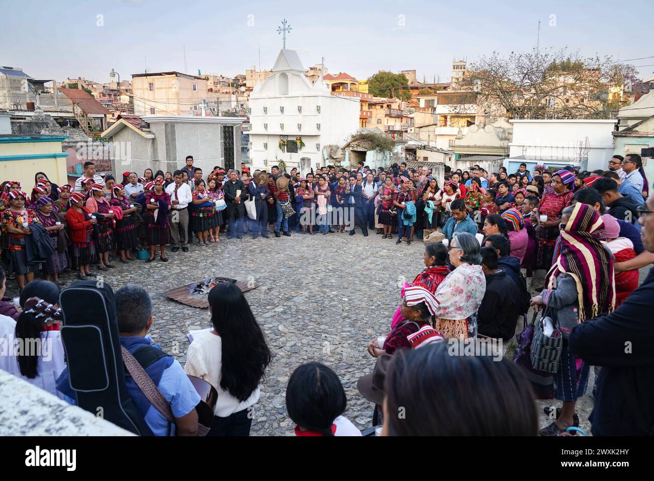 Chichicastenango, Guatemala. 30. März 2024. Ein katholischer Priester führt eine christliche und Maya-Zeremonie zu Beginn einer Mahnwache bei Kerzenschein für Jesus am Heiligen Samstag im Cementerio de Chichicastenango, 30. März 2024 in Chichicastenango, Guatemala. Die katholische Kirche und die Maya-Glaubenssätze haben sich vor langer Zeit in den indigenen Regionen Guatemalas in einem Prozess gemischt, der Synkretismus genannt wird. Quelle: Richard Ellis/Richard Ellis/Alamy Live News Stockfoto