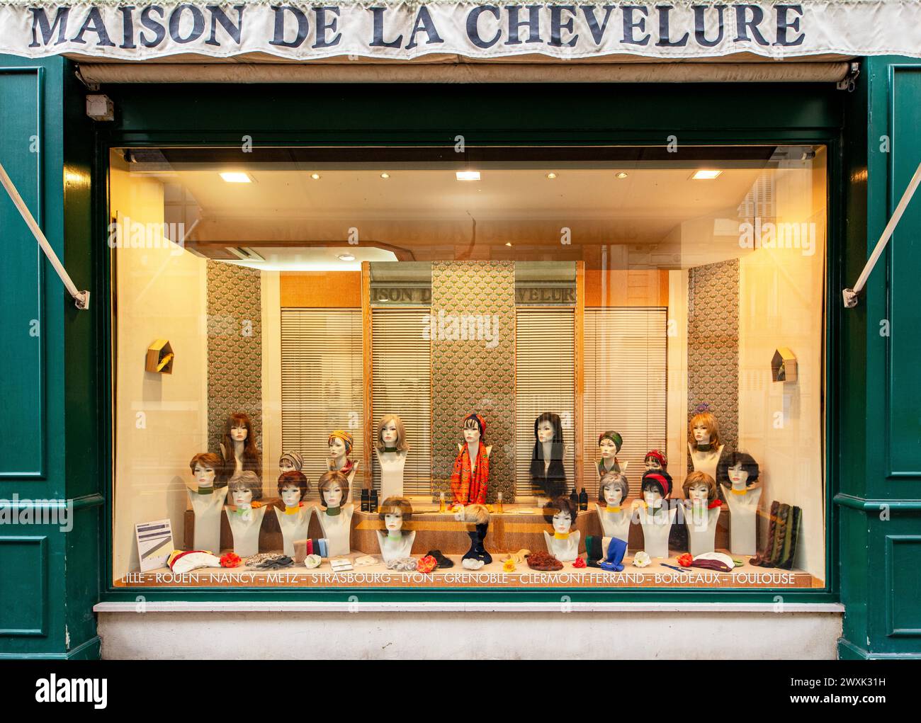 Paris, Frankreich; Maison de la Chevelure, 77 Rue de Vaugirard. Ein Fachgeschäft, in dem hochwertige Perücken und Haarteile verkauft werden. Stockfoto