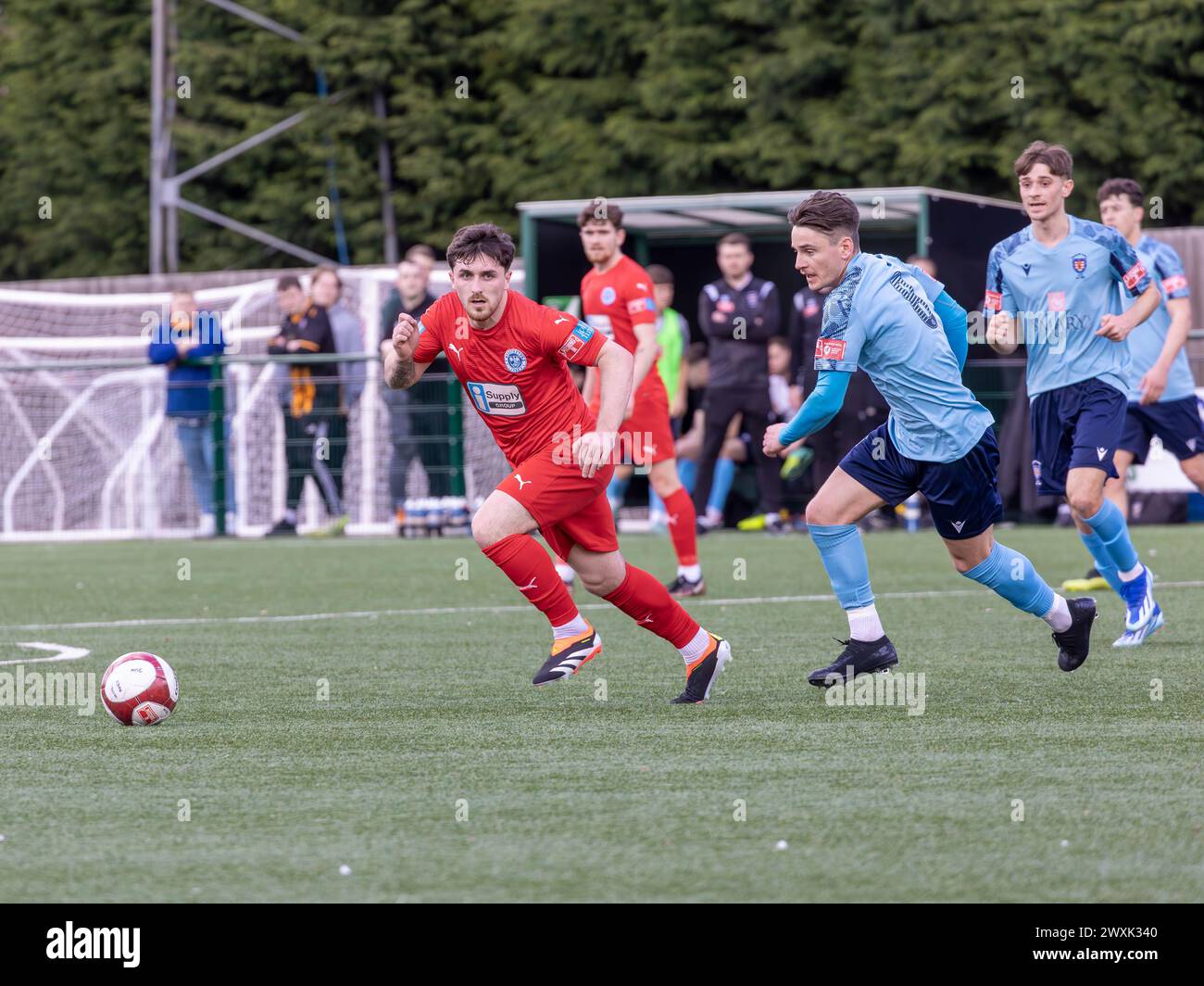 Sam Burns rennt vor der Verteidigung weg, als Morpeth Town Warrington Rylands in der NPL Premier Division beherbergt Stockfoto