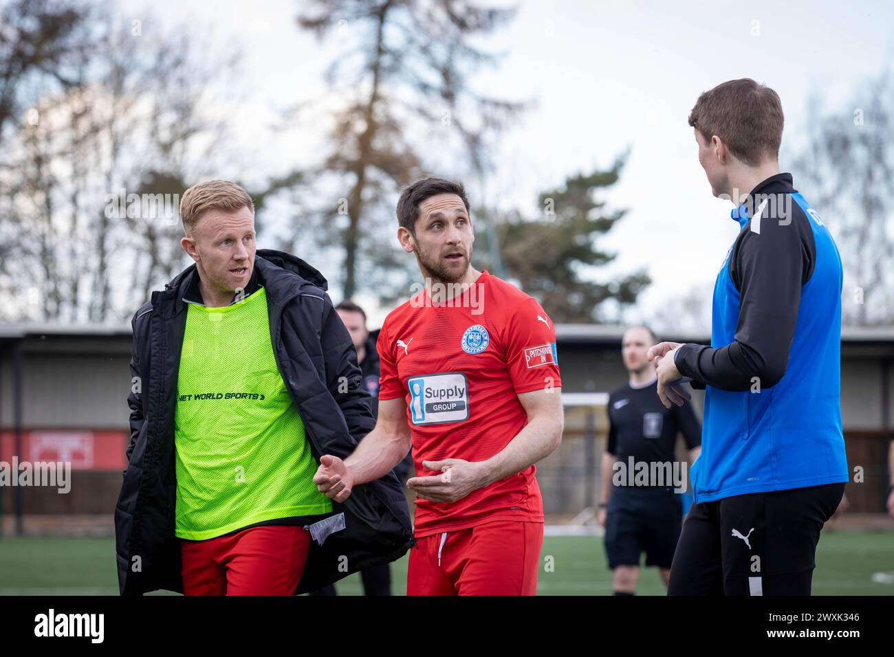 Die Interimsspieler-Manager Furman und Wilson haben einen Halbzeitvortrag, als Morpeth Town Warrington Rylands in der NPL Premier Division moderiert Stockfoto