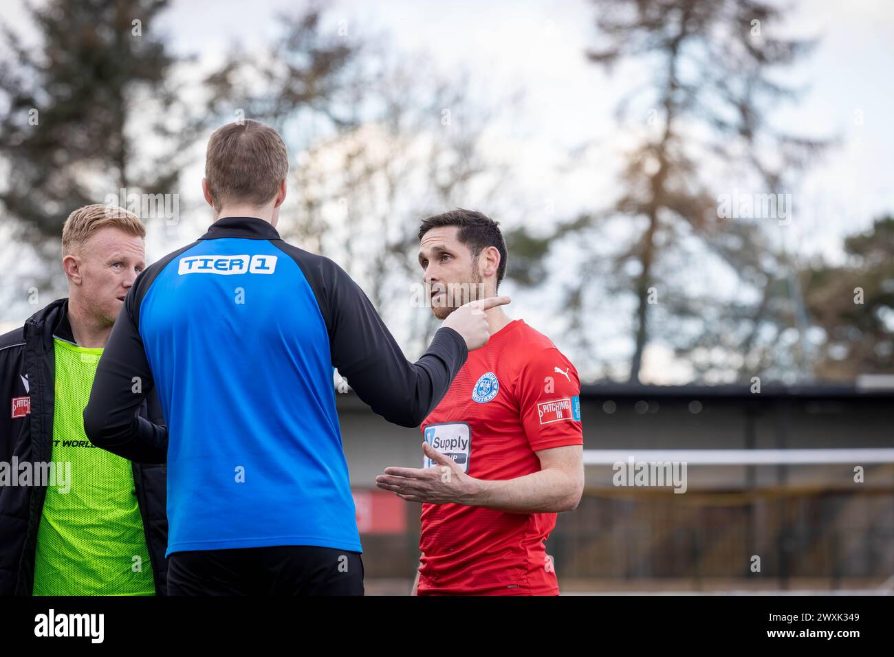 Die Interimsspieler-Manager Furman und Wilson haben einen Halbzeitvortrag, als Morpeth Town Warrington Rylands in der NPL Premier Division moderiert Stockfoto