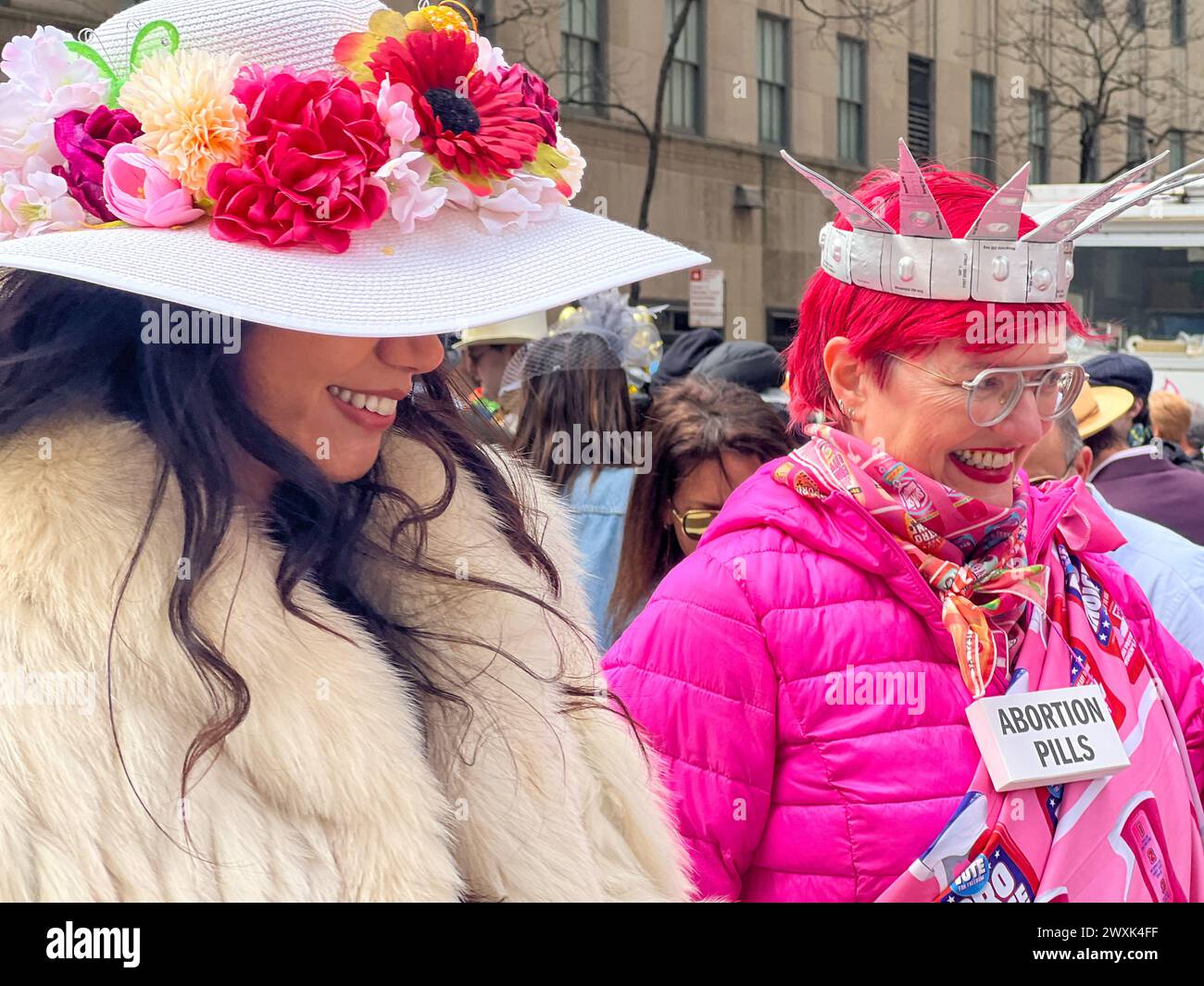 New York, Usa. 31. März 2024. In Midtown East versammeln sich die Menschen zur jährlichen Osterparade in New York City. Jedes Jahr ziehen New Yorker ihre kreativsten Hüte und Outfits an und schlendern durch Manhattans Fifth Avenue auf (Foto: Ryan Rahman/Pacific Press) Credit: Pacific Press Media Production Corp./Alamy Live News Stockfoto