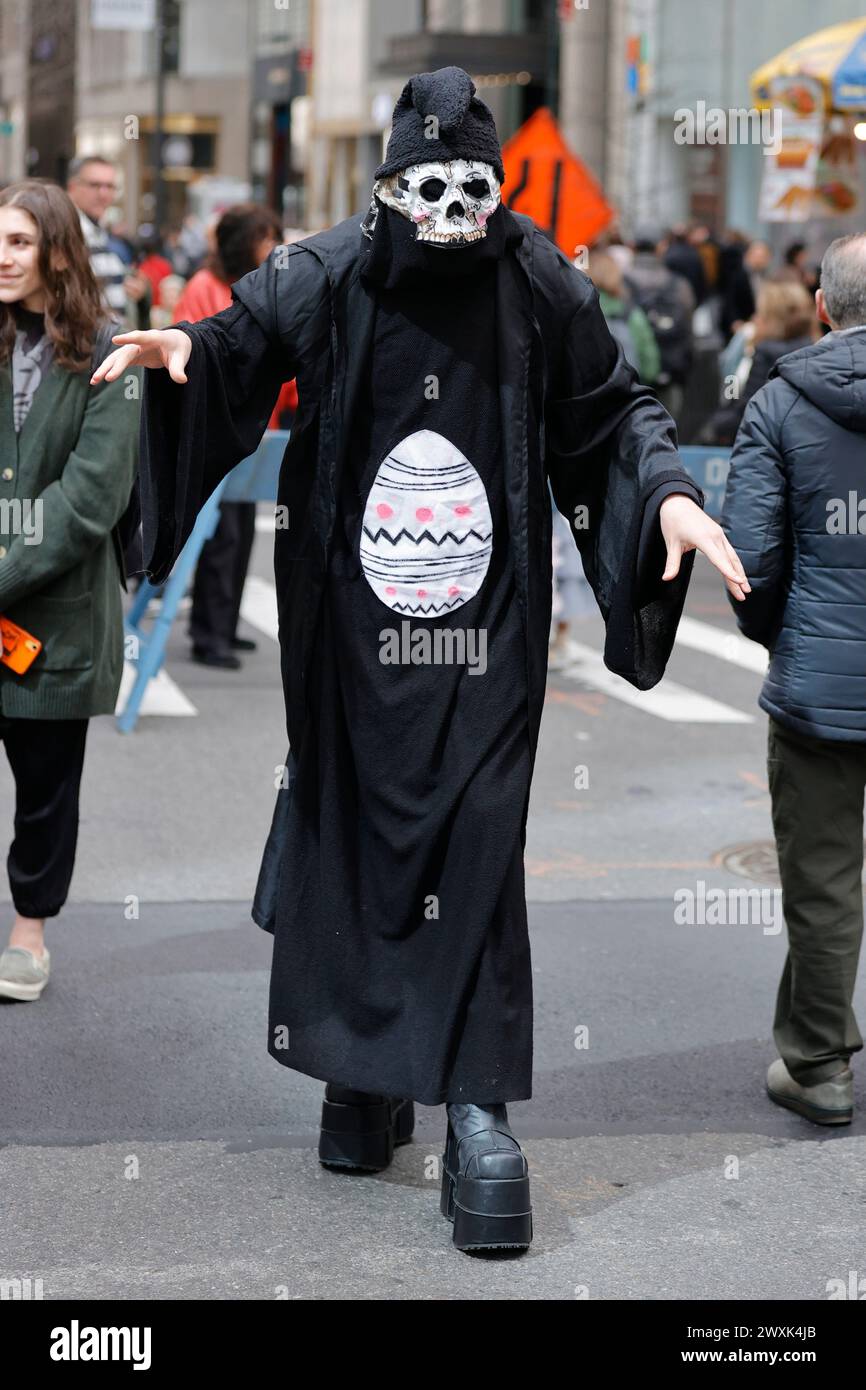 NY, USA. 30. März 2024. Fifth Avenue, New York, USA, 31. März 2024 - Tausende von Menschen nahmen heute an der Osterparade und dem Bonnet Festival 2024 in New York City Teil. Foto: Luiz Rampelotto/EuropaNewswire.nur zur redaktionellen Verwendung. Nicht für kommerzielle ZWECKE! (Kreditbild: © Luiz Rampelotto/ZUMA Press Wire) NUR REDAKTIONELLE VERWENDUNG! Nicht für kommerzielle ZWECKE! Stockfoto