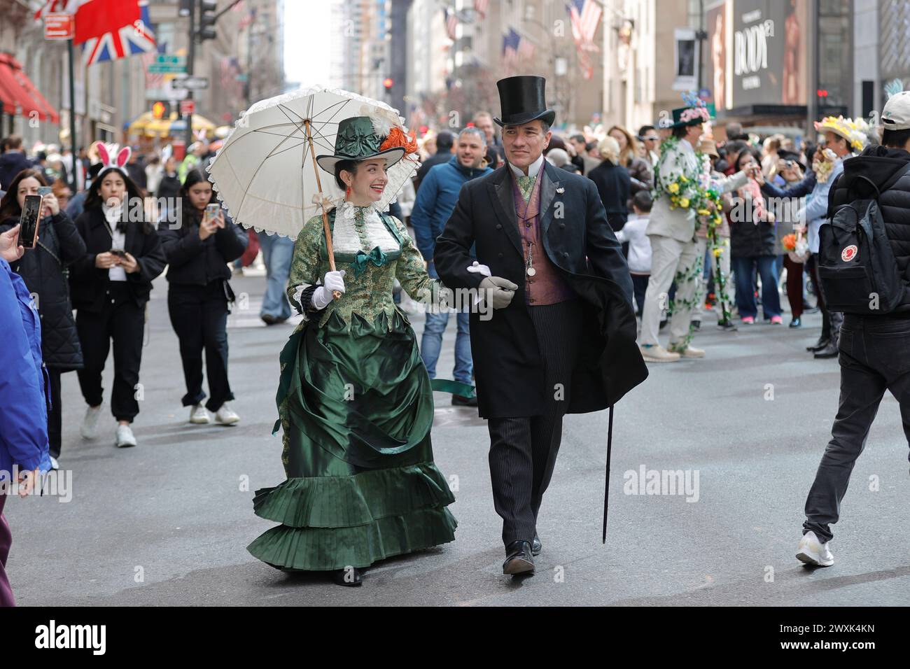 NY, USA. 30. März 2024. Fifth Avenue, New York, USA, 31. März 2024 - Tausende von Menschen nahmen heute an der Osterparade und dem Bonnet Festival 2024 in New York City Teil. Foto: Luiz Rampelotto/EuropaNewswire.nur zur redaktionellen Verwendung. Nicht für kommerzielle ZWECKE! (Kreditbild: © Luiz Rampelotto/ZUMA Press Wire) NUR REDAKTIONELLE VERWENDUNG! Nicht für kommerzielle ZWECKE! Stockfoto
