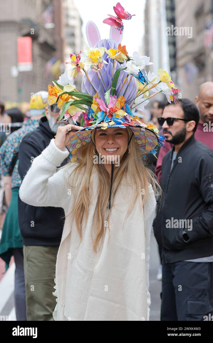 NY, USA. 30. März 2024. Fifth Avenue, New York, USA, 31. März 2024 - Tausende von Menschen nahmen heute an der Osterparade und dem Bonnet Festival 2024 in New York City Teil. Foto: Luiz Rampelotto/EuropaNewswire.nur zur redaktionellen Verwendung. Nicht für kommerzielle ZWECKE! (Kreditbild: © Luiz Rampelotto/ZUMA Press Wire) NUR REDAKTIONELLE VERWENDUNG! Nicht für kommerzielle ZWECKE! Stockfoto