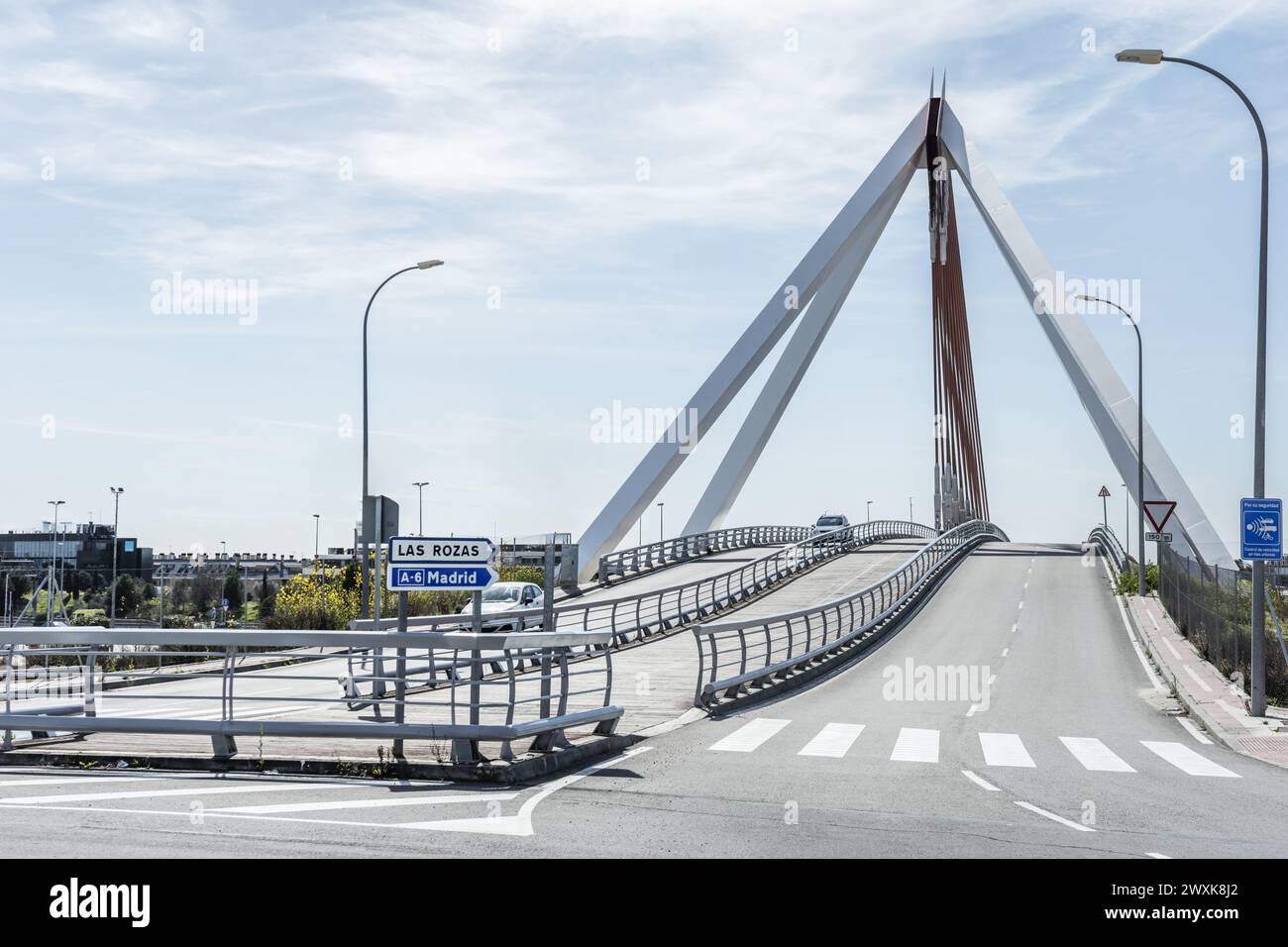 Eine kleine Brücke für den Straßenverkehr und Fußgänger mit einer Aufhängung mit Metallstreben Stockfoto