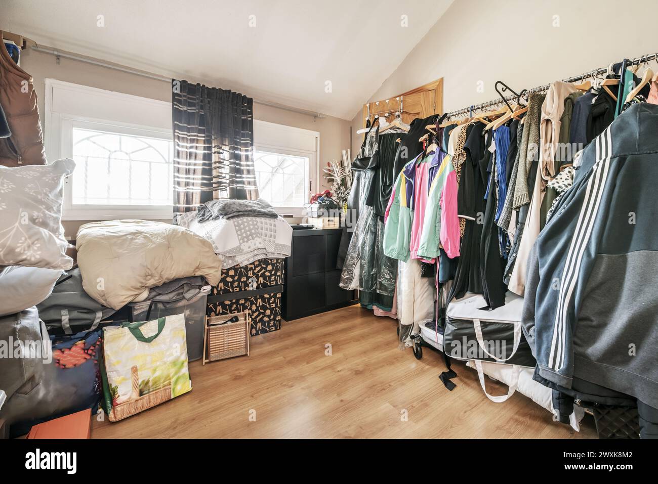 Ein Raum voller Klamotten und gestapelten Kisten Stockfoto
