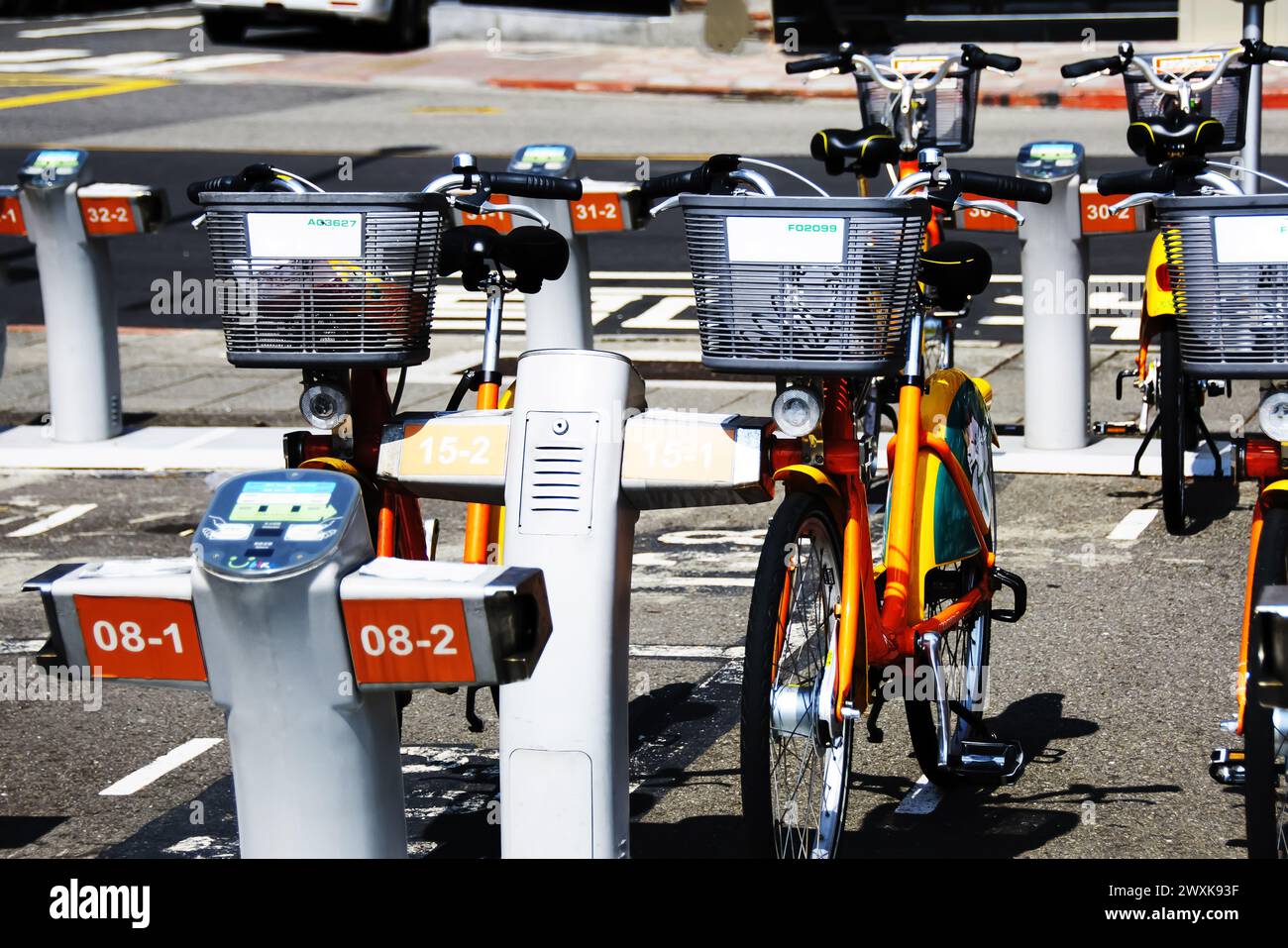 Öffentliche Fahrräder können in Großstädten gemietet werden Stockfoto