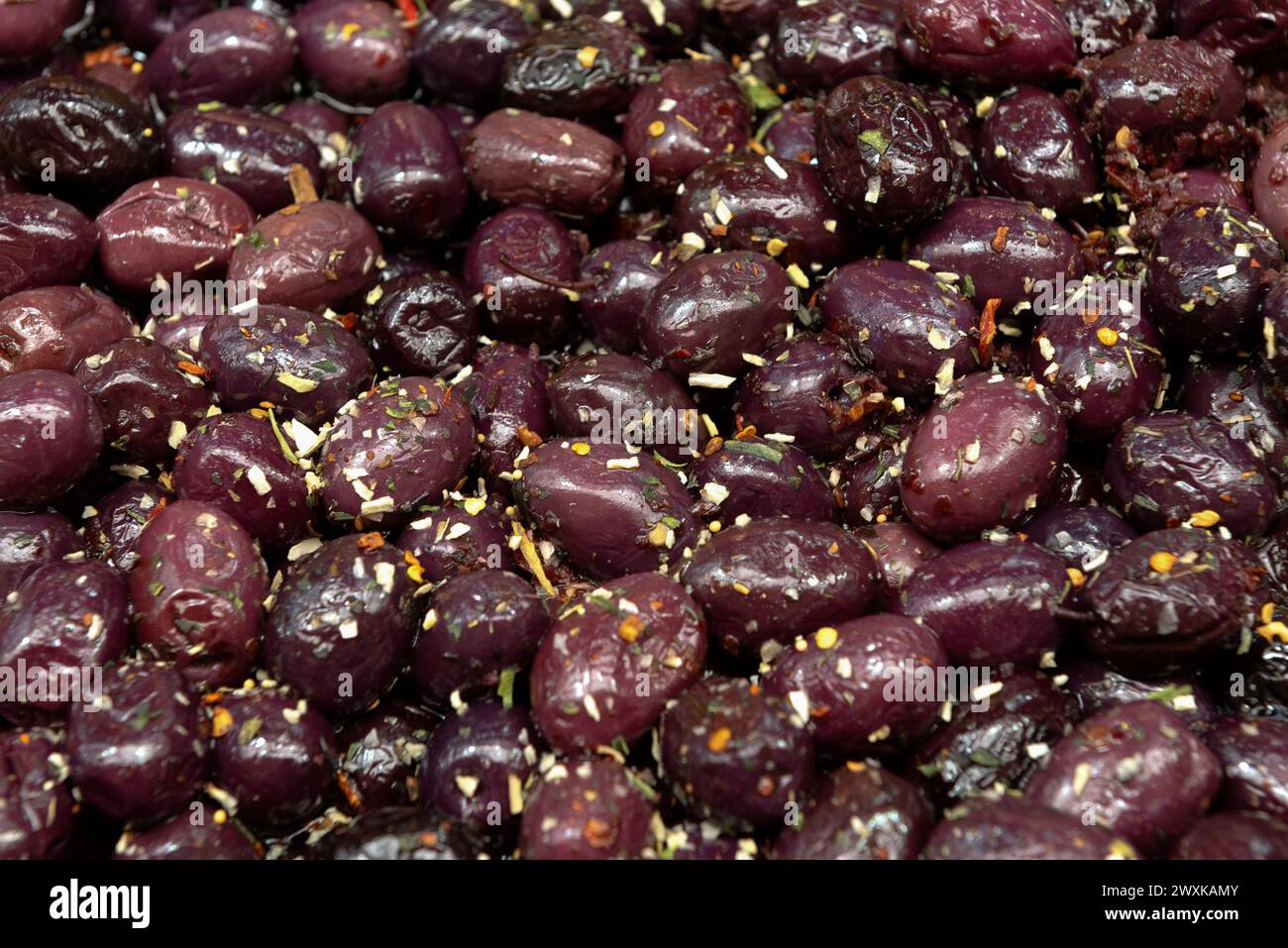Schwarze Oliven mit Kräutern Stockfoto