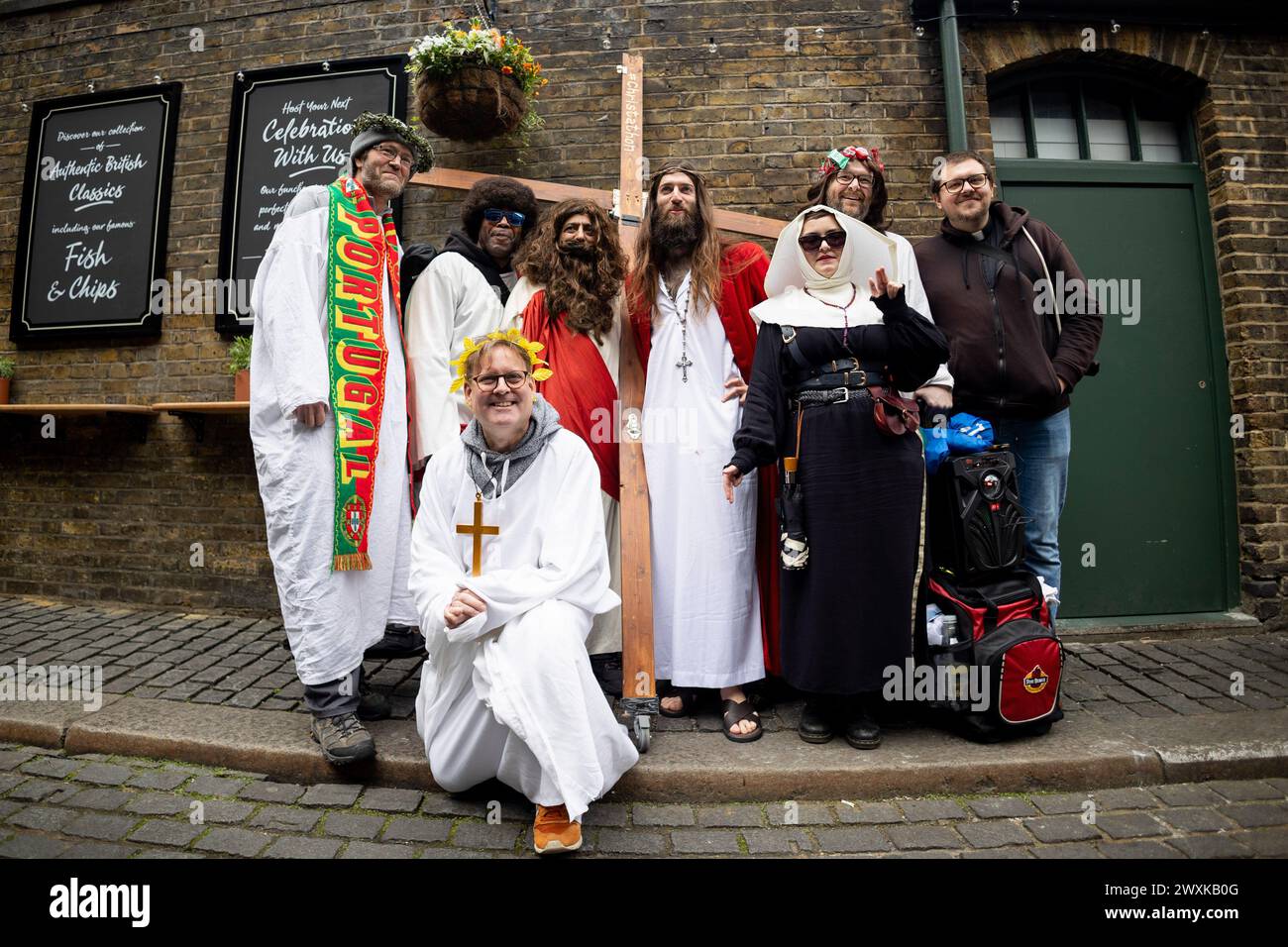 London, Großbritannien. 31. März 2024. Die Teilnehmer, die als Jesus und andere biblische Charaktere verkleidet sind, machen während des jährlichen Pub Crawl Events ein Gruppenfoto in einem der Pubs. Eine Gruppe von Pub Crawl-Enthusiasten, verkleidet als Jesus und andere biblische Charaktere, nehmen am jährlichen Christathon Teil, einem Kneipenbummel im Zentrum von London am Ostersonntag. Dies ist der 17. Jahrestag der jährlichen Kneipenbummel mit dem Thema Crucifixion. Quelle: SOPA Images Limited/Alamy Live News Stockfoto