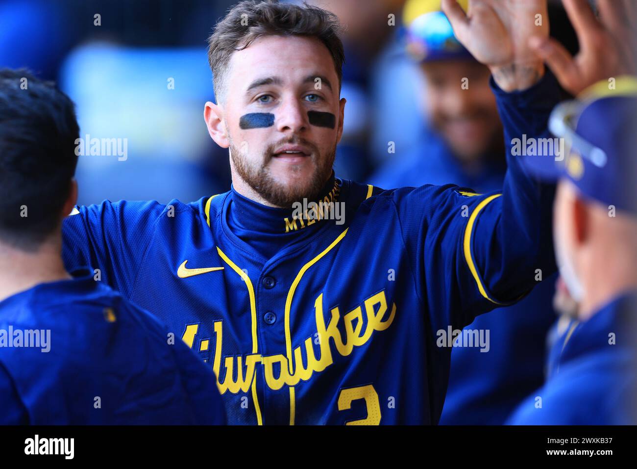 Milwaukee Brewers Brice Turang #2 wird im Dugout gratuliert, nachdem er im sechsten Inning des Baseballspiels gegen die New York Mets einen Treffer erzielt hat Stockfoto