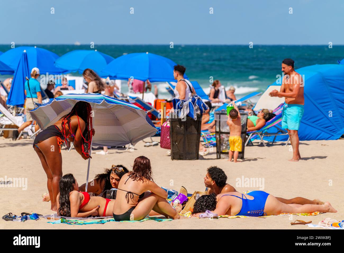 Fort Lauderdale, FL, USA - 30. März 2024: Friends on the. Beach Fort Lauderdale Florida 2024 Spring Break Stockfoto