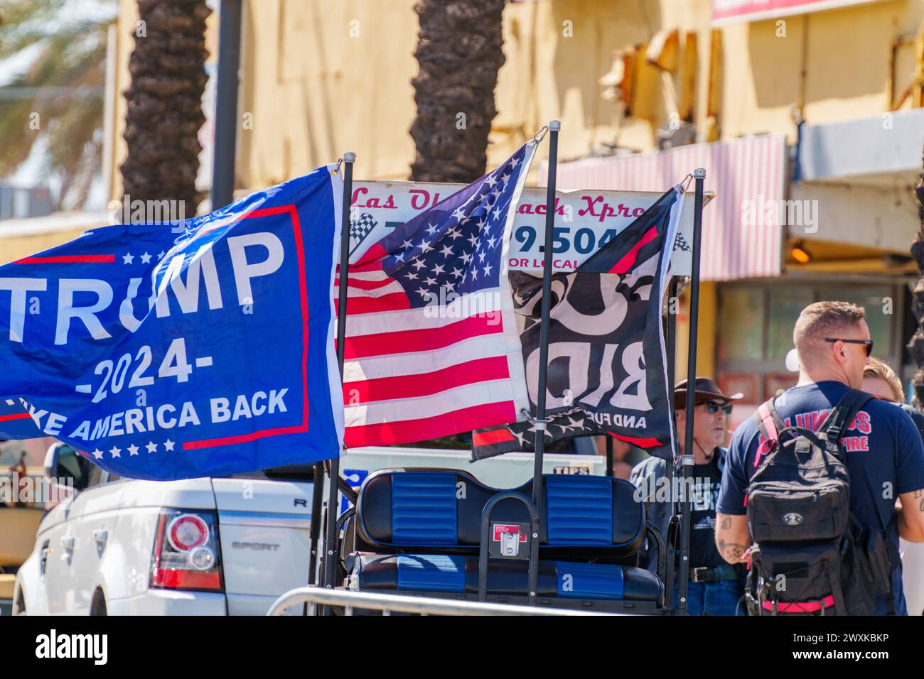 Fort Lauderdale, FL, USA – 30. März 2024: Trump-Unterstützungsflaggen am Fort Lauderdale Beach Florida Stockfoto