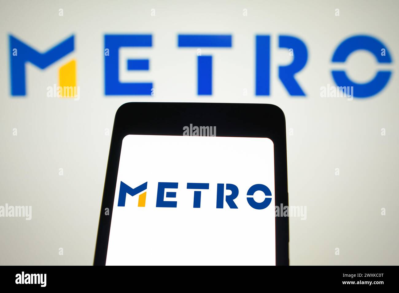 Brasilien. 31. März 2024. In dieser Fotoabbildung wird das Metro AG-Logo auf einem Smartphone-Bildschirm und im Hintergrund angezeigt. Quelle: SOPA Images Limited/Alamy Live News Stockfoto