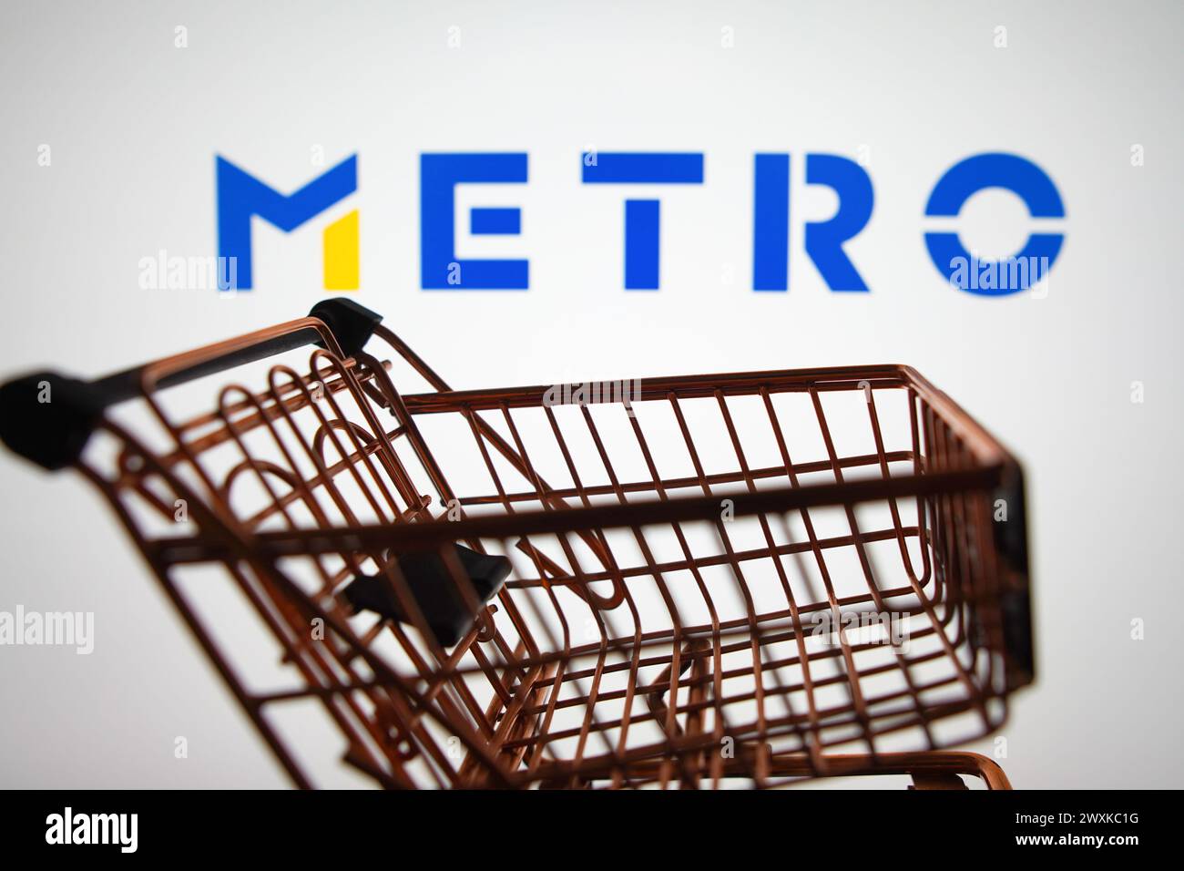 Brasilien. 31. März 2024. In dieser Fotoabbildung wird das Logo der Metro AG auf einem Smartphone zusammen mit einem Einkaufswagen angezeigt. Quelle: SOPA Images Limited/Alamy Live News Stockfoto